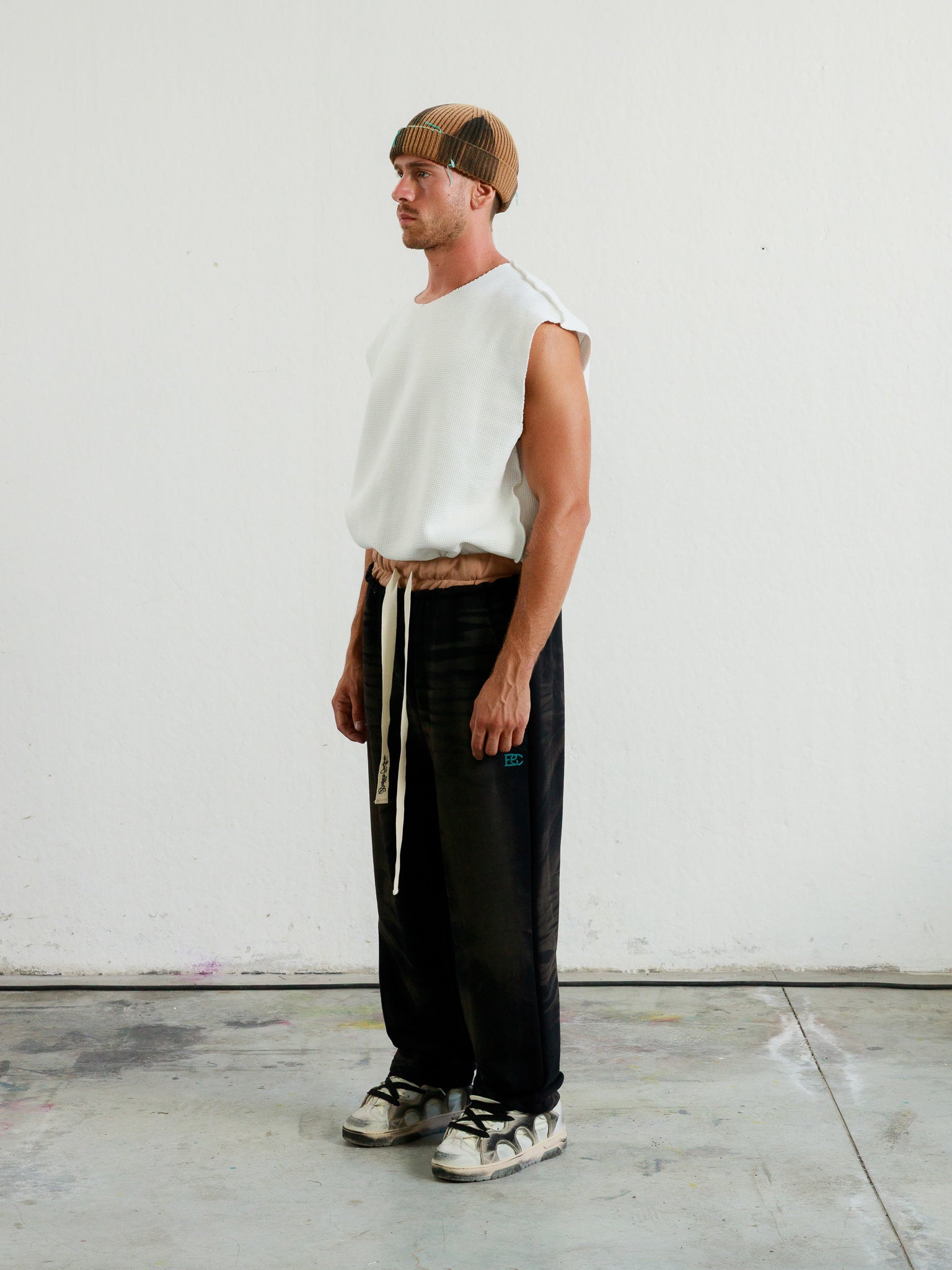 LUCKY - BLACK SWEATPANTS